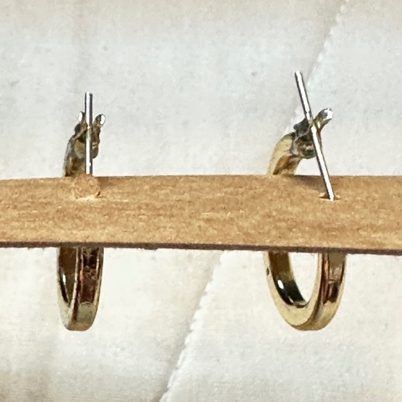 2/$15 Gold tone hoops w/hinge snap back clasp. - Picture 5 of 8